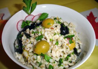 Итальянский салат из перловки с оливками и кедровыми орешками