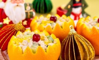 Куриный салат с апельсином и огурцом в цитрусовых корзинках