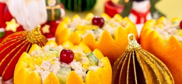Куриный салат с апельсином и огурцом в цитрусовых корзинках