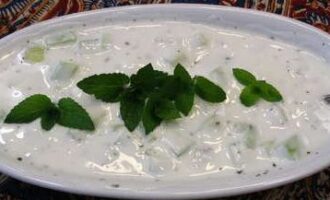 Освежающий суп из йогурта с огурцами и мятой