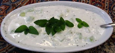 Освежающий суп из йогурта с огурцами и мятой
