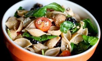 Как приготовить средиземноморский салат с макаронами и сыром Фета