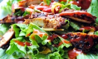 Салат с Куриным Гриль и Свежими Овощами