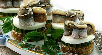 Канапе с килькой и яйцом на ржаном хлебе