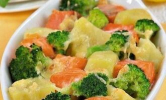 Лосось с брокколи под сливочно-сырным соусом