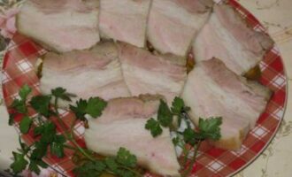 Сочное сало, запеченное в фольге: пошаговый рецепт
