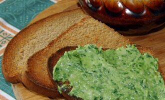 Пикантная закуска из сала с черемшой