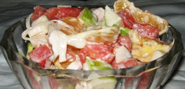 Салат «Неженка» с курицей, шампиньонами и фруктами