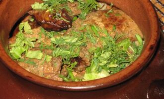Перловка в горшочках с овощами и свининой