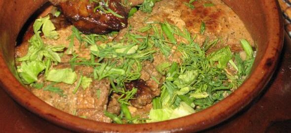Перловка в горшочках с овощами и свининой