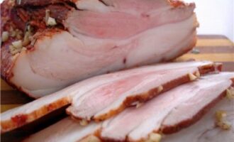 Как приготовить закуску 'Сало в луковой шелухе'