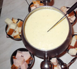 Классическое сырное фондю с мясными закусками