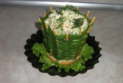 Салат в луковой корзинке: рецепт и подача