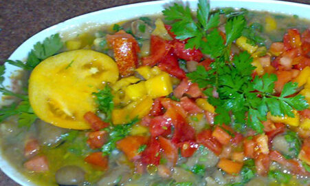 Горячий салат по-дамасски с бобами и кунжутной пастой