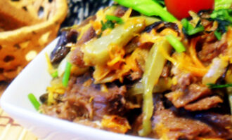 Горячий охотничий салат с говядиной и грибами