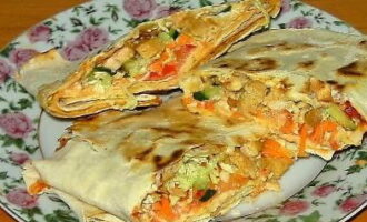Шаурма с курицей домашняя — в лаваше с чесночным соусом и овощами
