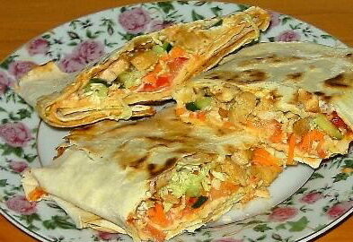 Шаурма с курицей домашняя — в лаваше с чесночным соусом и овощами