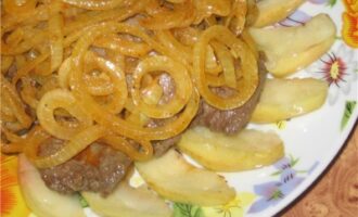 Печень по-берлински с яблоками и луком — классика немецкой кухни