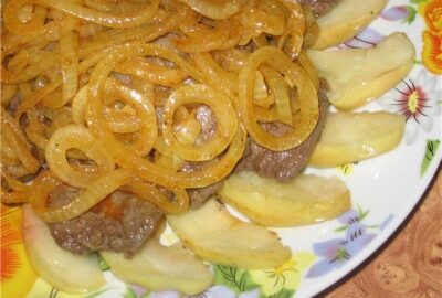 Печень по-берлински с яблоками и луком — классика немецкой кухни