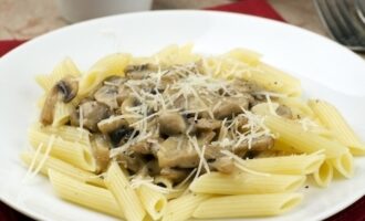 Паста с шампиньонами в сливочном соусе с луком и чесноком