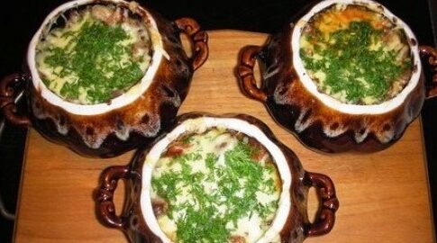 Пельмени в горшочках с грибами, сметаной и сыром — запечённые в духовке