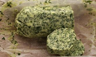 Ароматное сливочное масло с травами и чесноком — заготовка для стейков, пасты, картофеля