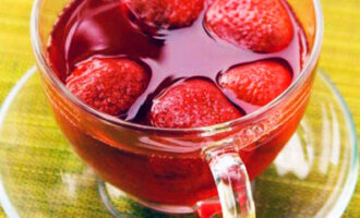 Компот из малины и клубники