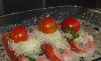 Фаршированные сардельки с грибным соусом