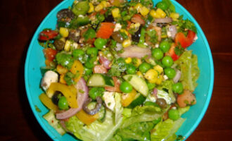 Салат с каперсами и кукурузой