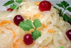 Квашеная капуста с клюквой
