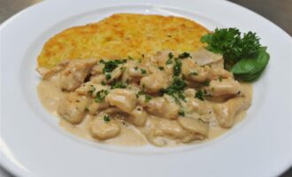 Курица с грибами в сливочном соусе