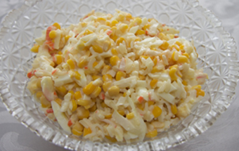 Крабовый салат с кукурузой