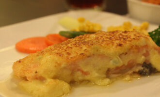 Семга под сыром с овощами
