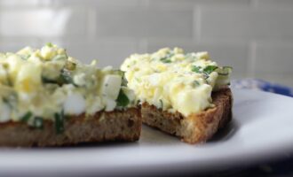 Салат с огурцом и яйцом