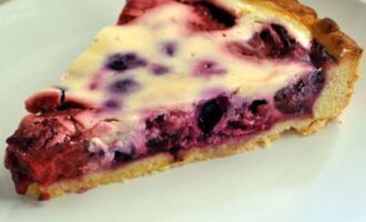Пирог с брусникой и сметаной
