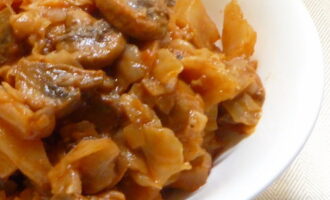 Тушеная картошка с капустой и грибами