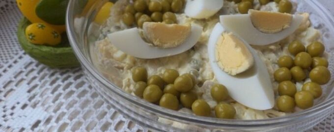 Салат с маринованными грибами и курицей
