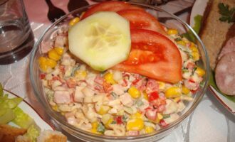 Салат с макаронами и ветчиной