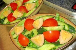 Салат с копчеными яйцами