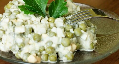 Салат с горошком и яйцом