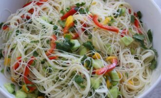 Салат с рисовой лапшой
