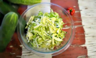 Салат из свежих кабачков