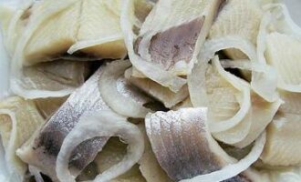Селедка, маринованная с луком