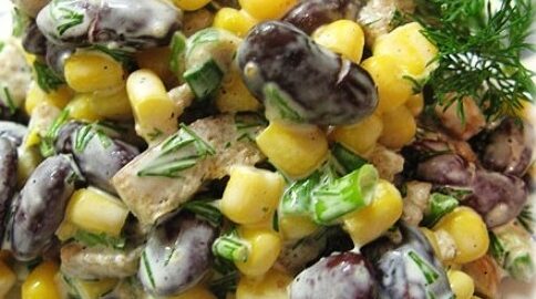 Салат с сухариками и кукурузой