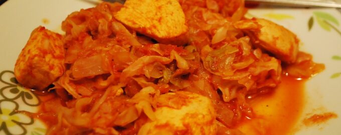 Тушеная капуста с курицей в мультиварке