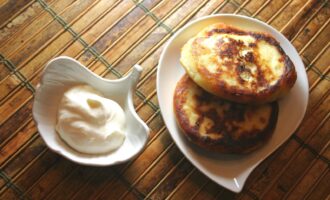 Сырники из творога с изюмом