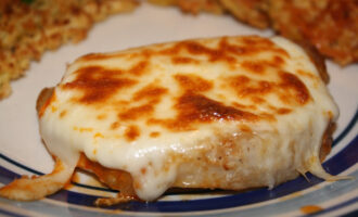 Свиная отбивная с сыром