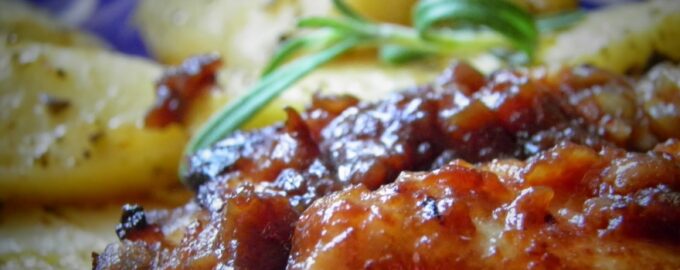 Куриные крылышки с картошкой в духовке