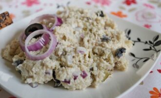 Салат из копченой скумбрии