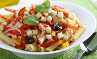 Салат из макарон и салями